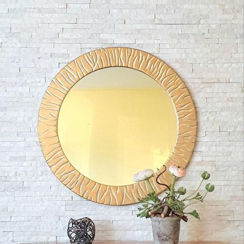 Круглое зеркало в золотой раме с рисунком