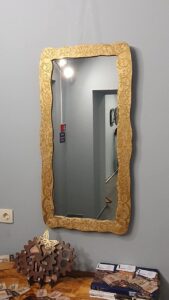 Настенное зеркало в раме с нежным рисунком