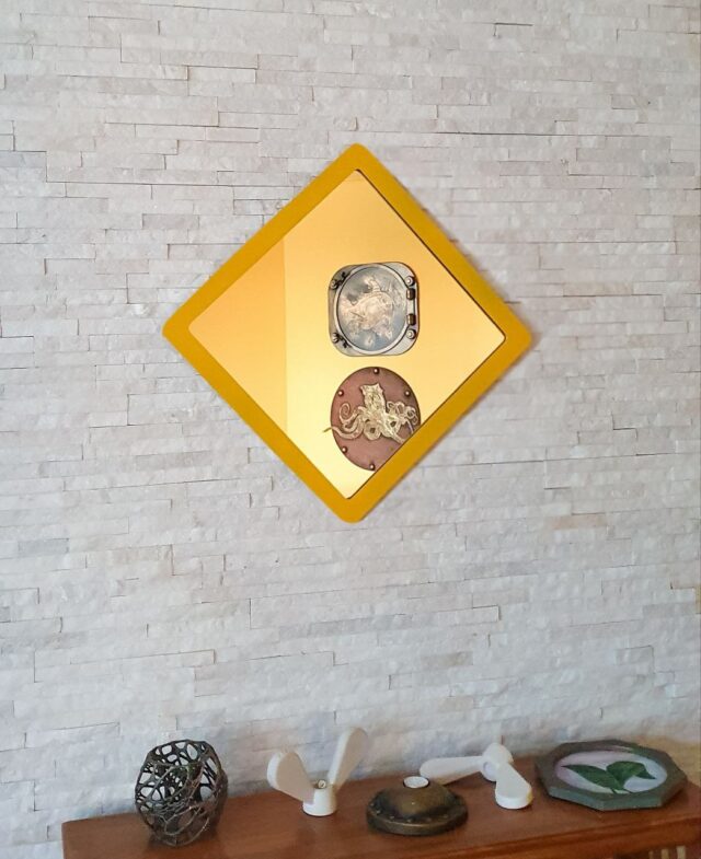Настенное зеркало в раме желтый квадрат
