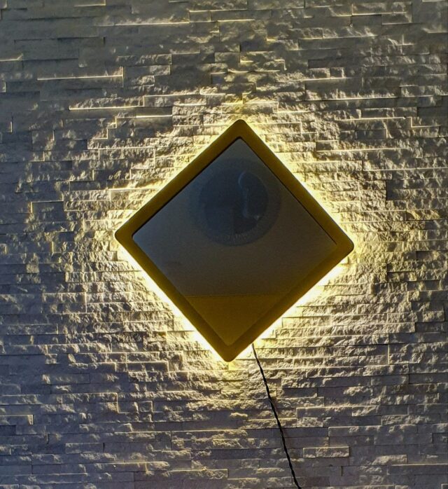Зеркало с подсветкой на стене в лофт интерьере