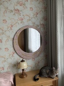 Круглое зеркало в гостиную в раме 70см