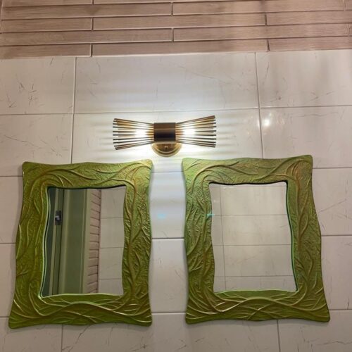 Настенное зеркало для ванной комнаты
