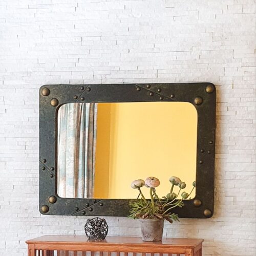 Настенное зеркало в широкой деревянной раме лофт стиль