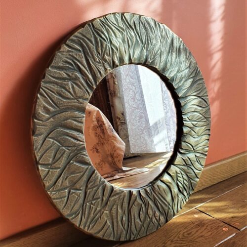 Зеркало-солнце в деревянной раме