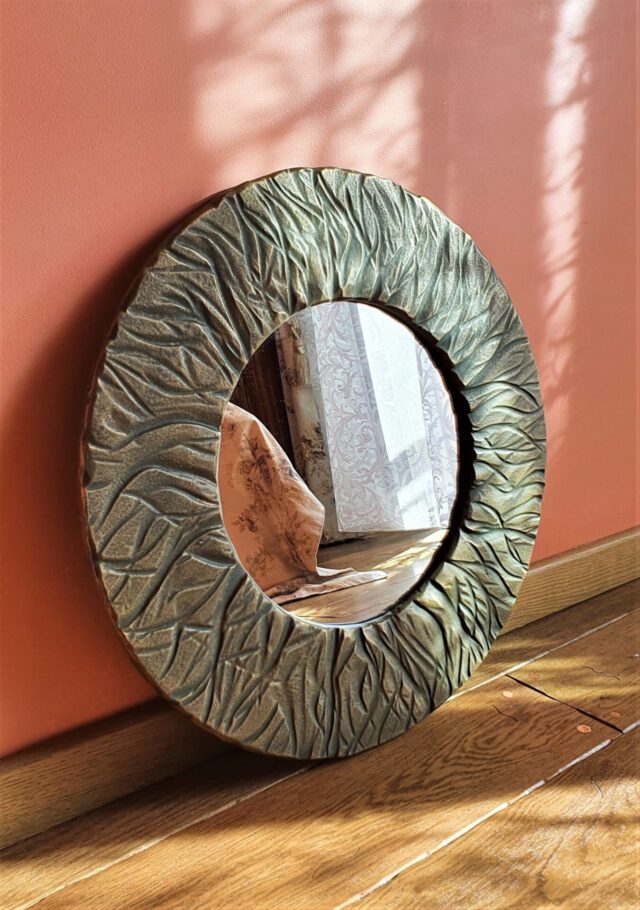 Круглое зеркало в деревянной раме цвет латунь