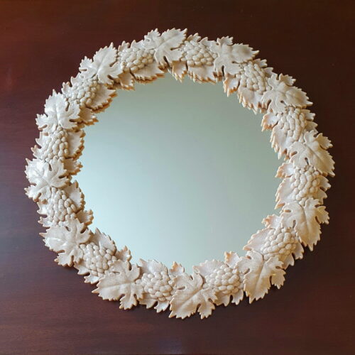 Круглое зеркало в рельефной раме из дерева