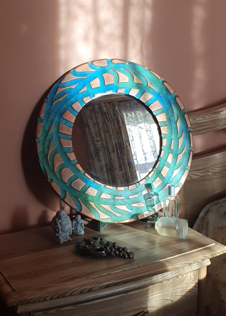 Декоративное зеркало в широкой раме с резьбой