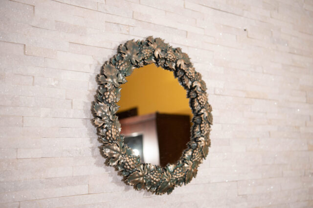 Зеркало в круглой раме с виноградной лозой Апулия