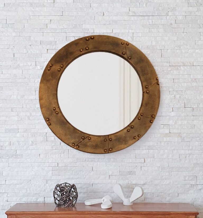 Круглое интерьерное зеркало с заклепками