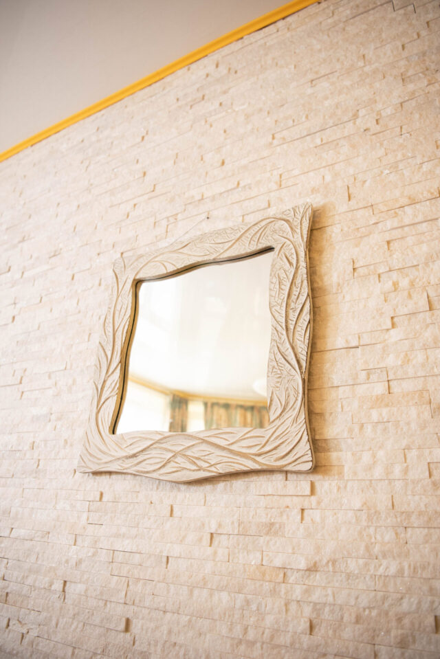 Зеркало в белой раме в интерьере спальни