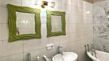 Зеркало в раме в интерьере ванной комнаты