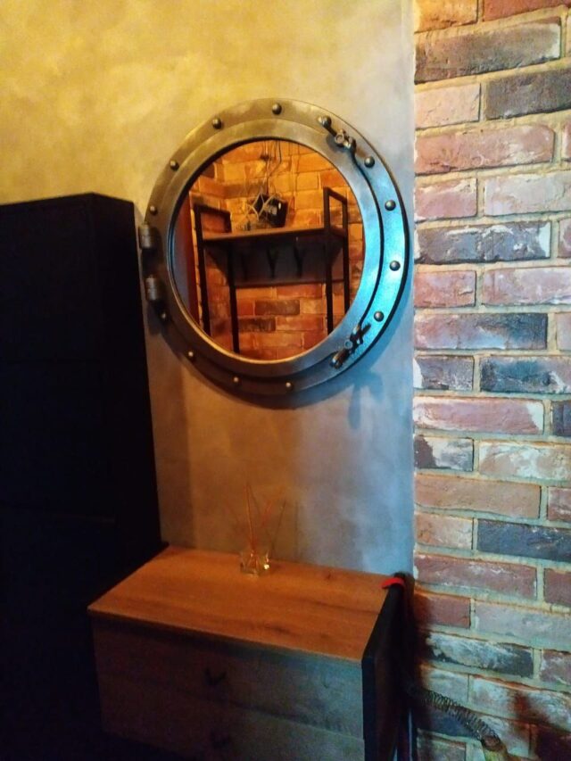 Зеркало в круглой раме лофт иллюминатор
