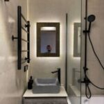 Зеркало с подсветкой на стене в ванной комнате
