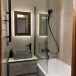 Зеркало с подсветкой в интерьере ванной комнаты