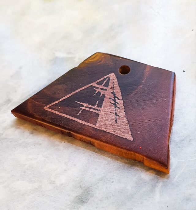 Брелок на ключи с инкрустацией Пирамида