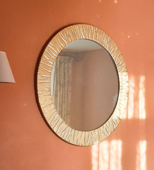 Зеркало в золотой раме Нежность