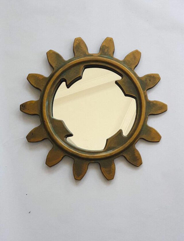 Декоративное зеркало в латунированной раме