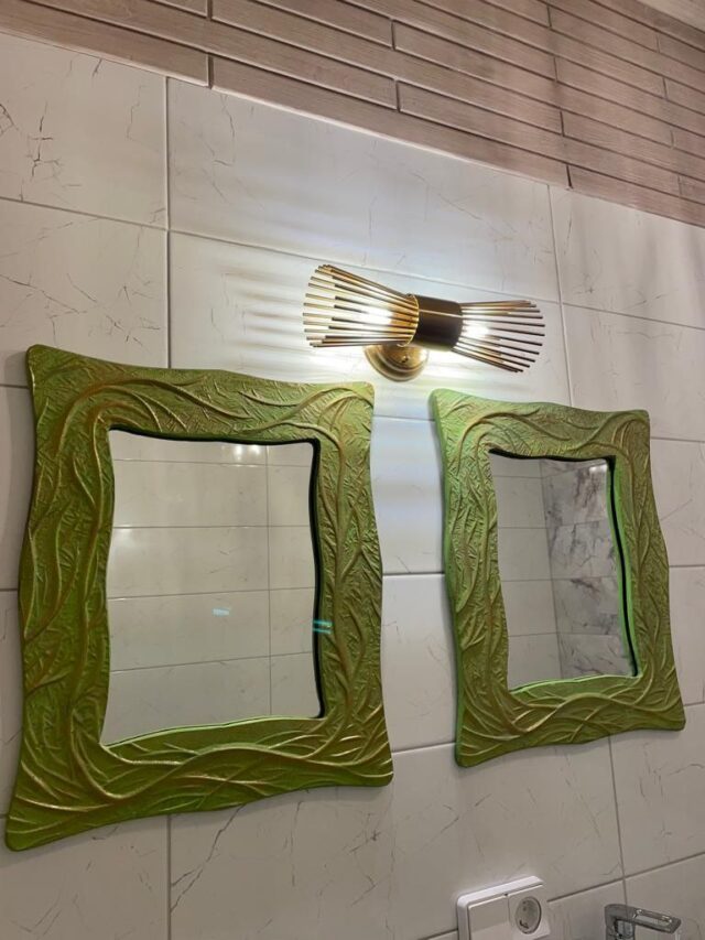 Ванная комната с зеркалами в рамах