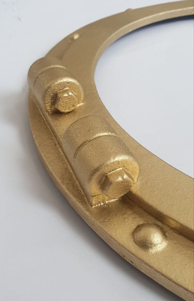 Фрагмент рамы иллюминатор цвет яркое золото