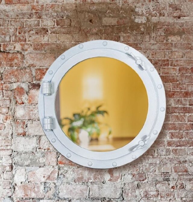 Круглое настенное зеркало в белой раме