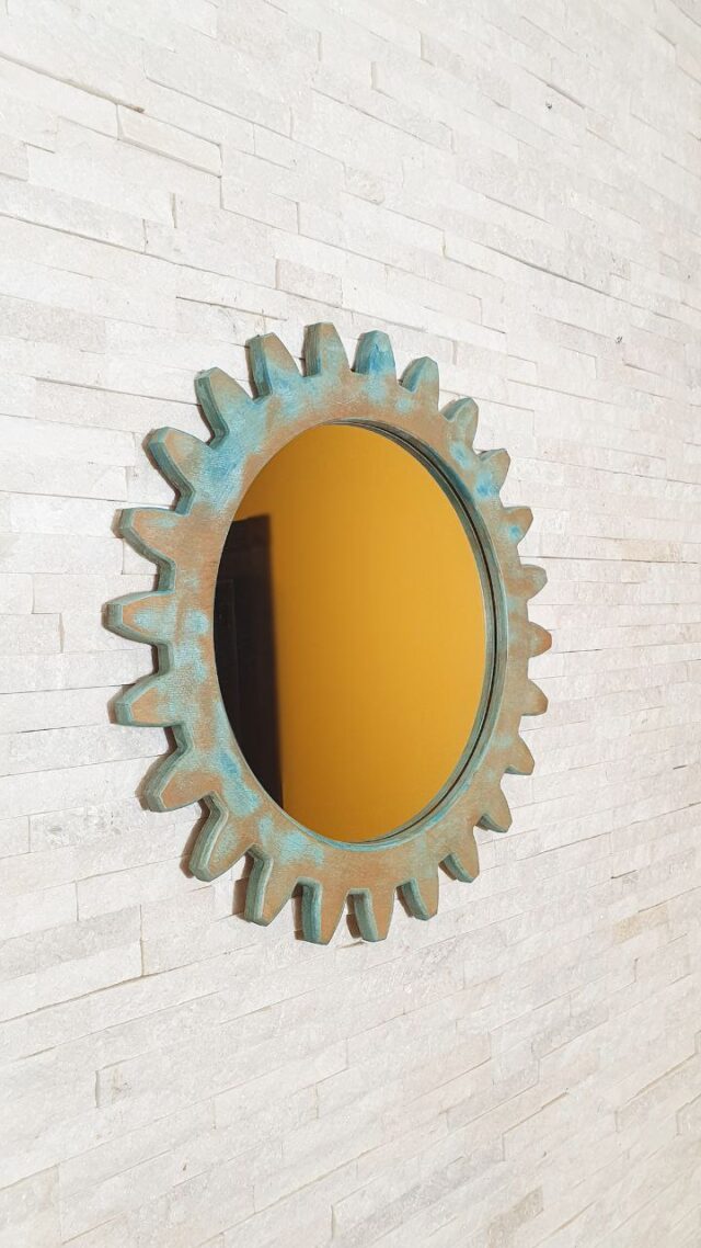 Настенное зеркало в деревянной раме шестеренка