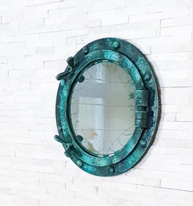 Круглое настенное зеркало с гравировкой