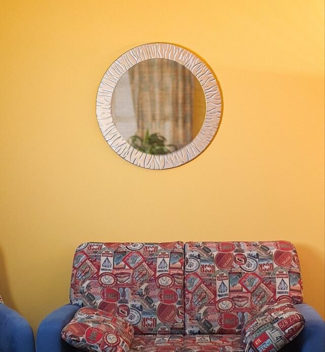 Дизайнерское зеркало над диваном
