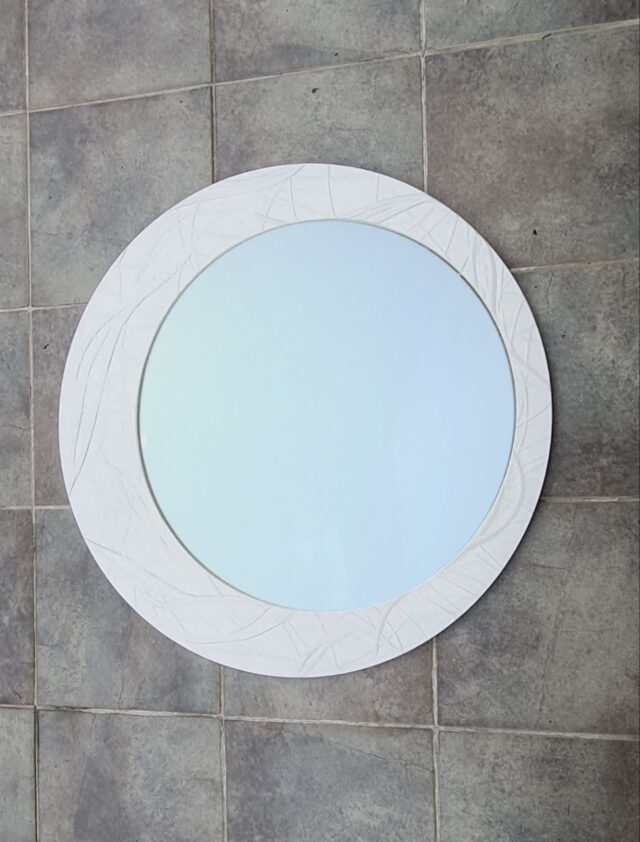 Круглое зеркало в белой раме текстура керамика