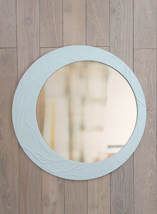 Круглое зеркало в белой раме 70х70