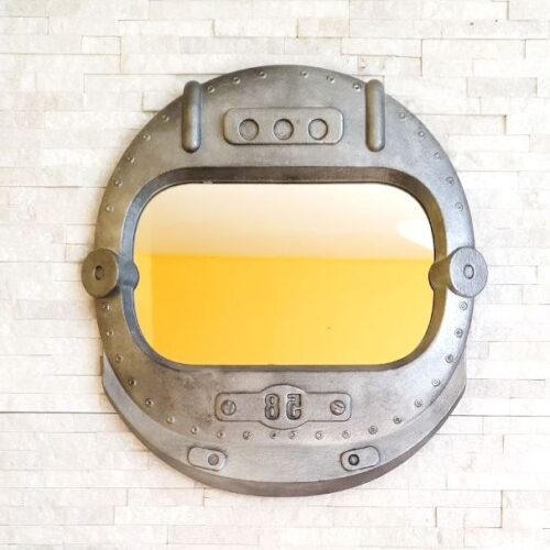 Настенное зеркало в раме шлем Космонавта серебро