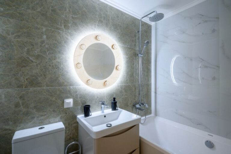 Зеркало с подсветкой над раковиной в ванной