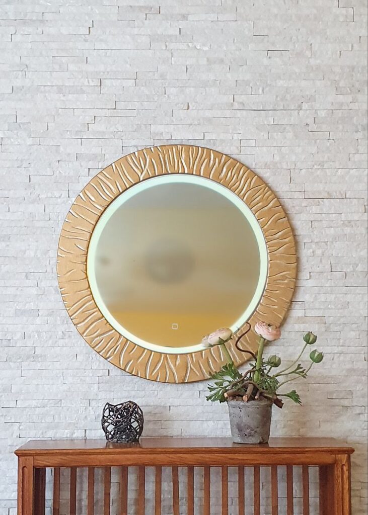 Зеркало с подсветкой в круглой золотой раме
