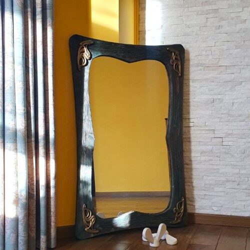 Зеркало в раме из состаренного дерева